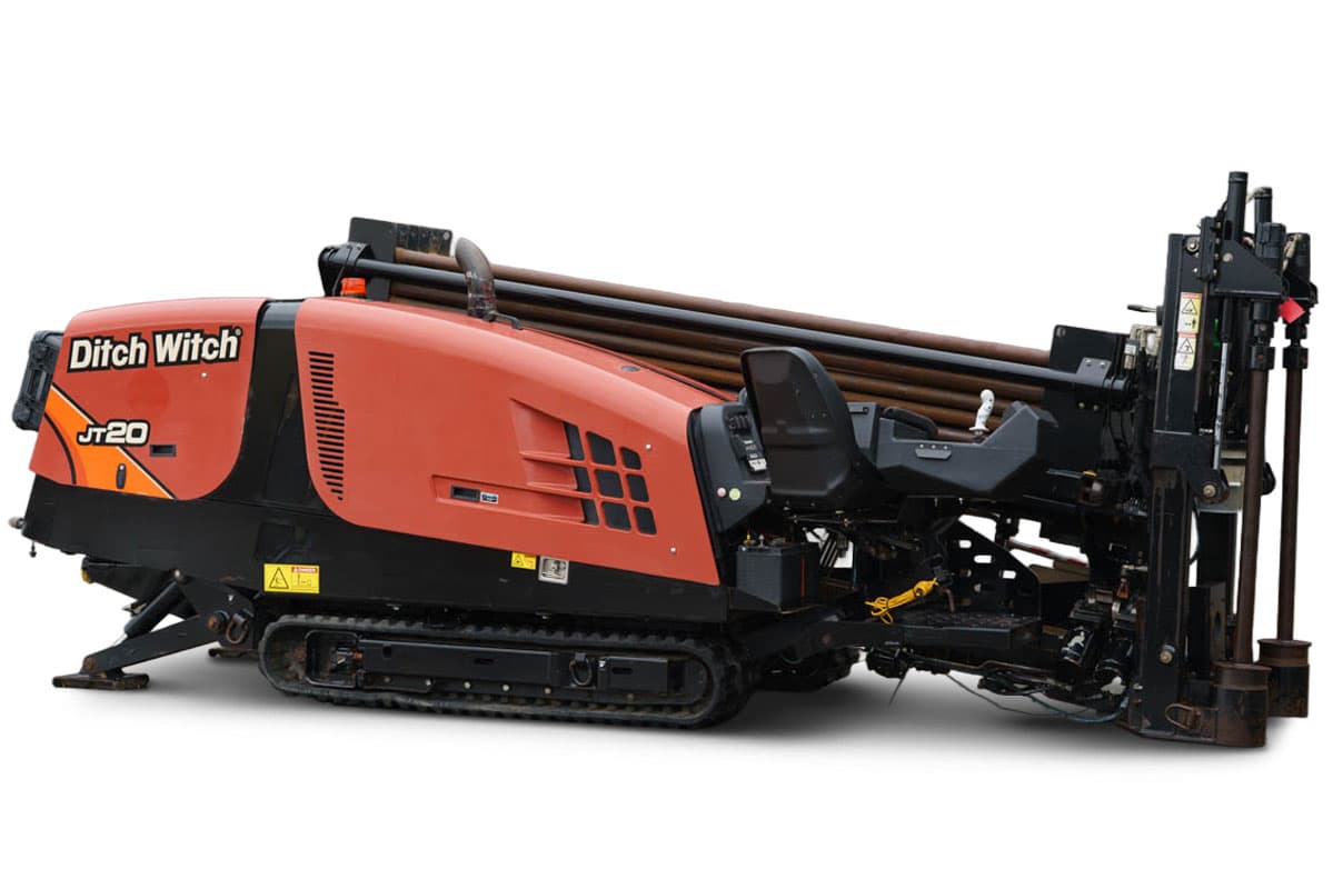 2016 Ditch Witch JT20 HDD drill, 3/4 left side view, rubber tracks, loaded drill pipe rack, operator console, vise assembly visible