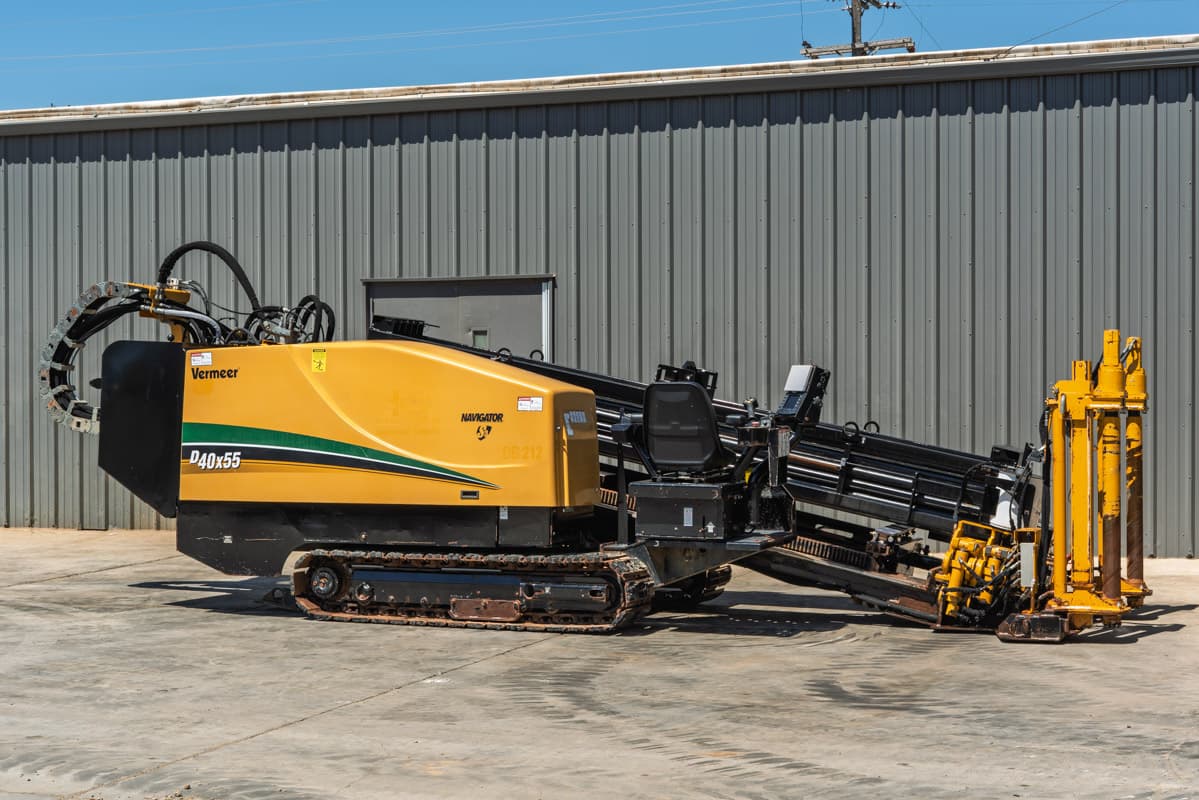 2019 Vermeer D40x55 S3 HDD drill, driver-side view, rubber tracks, drill pipe loaded on carousel, pipe rack attached