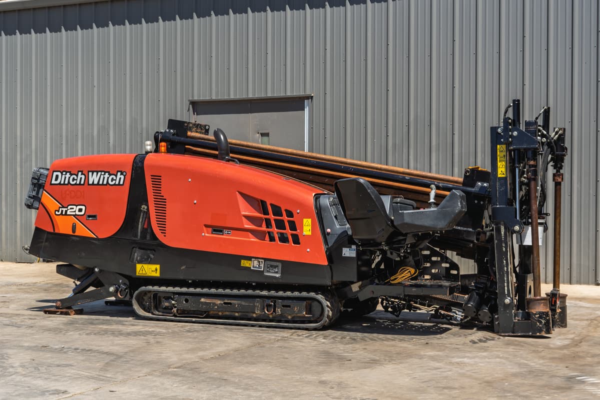 2021 Ditch Witch JT20 horizontal directional drill, side view, showing tracks, operator station, and drill pipe rack.