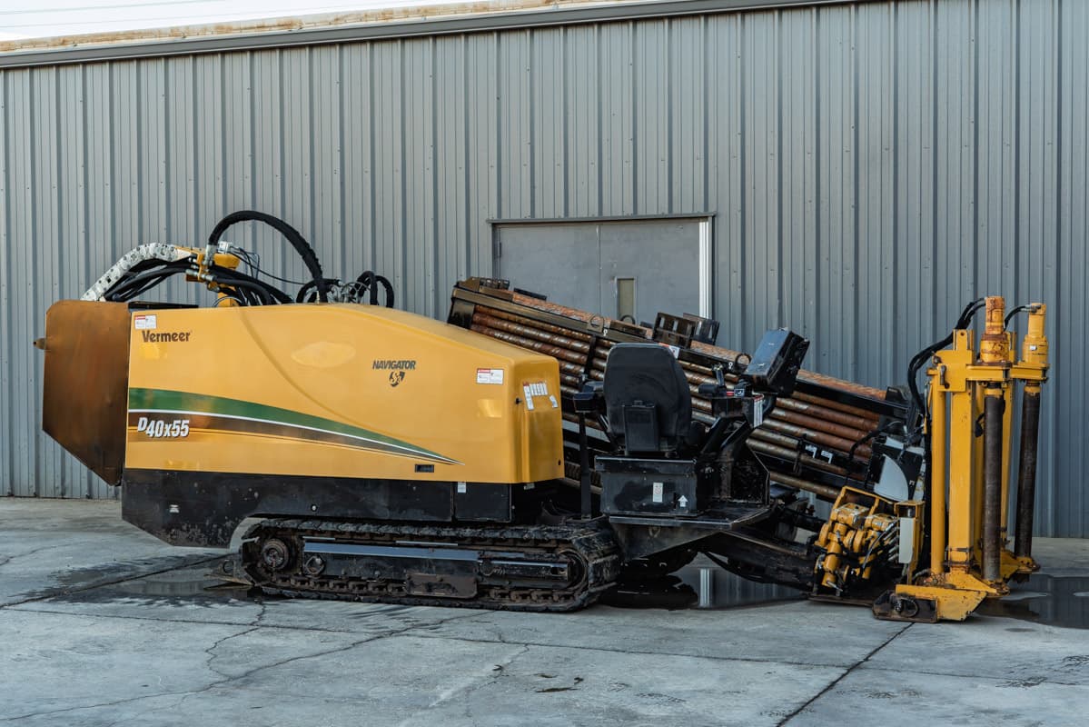 2019 Vermeer D40x55 S3 HDD drill, side view, yellow, rubber tracks, loaded drill pipe rack, operator console visible