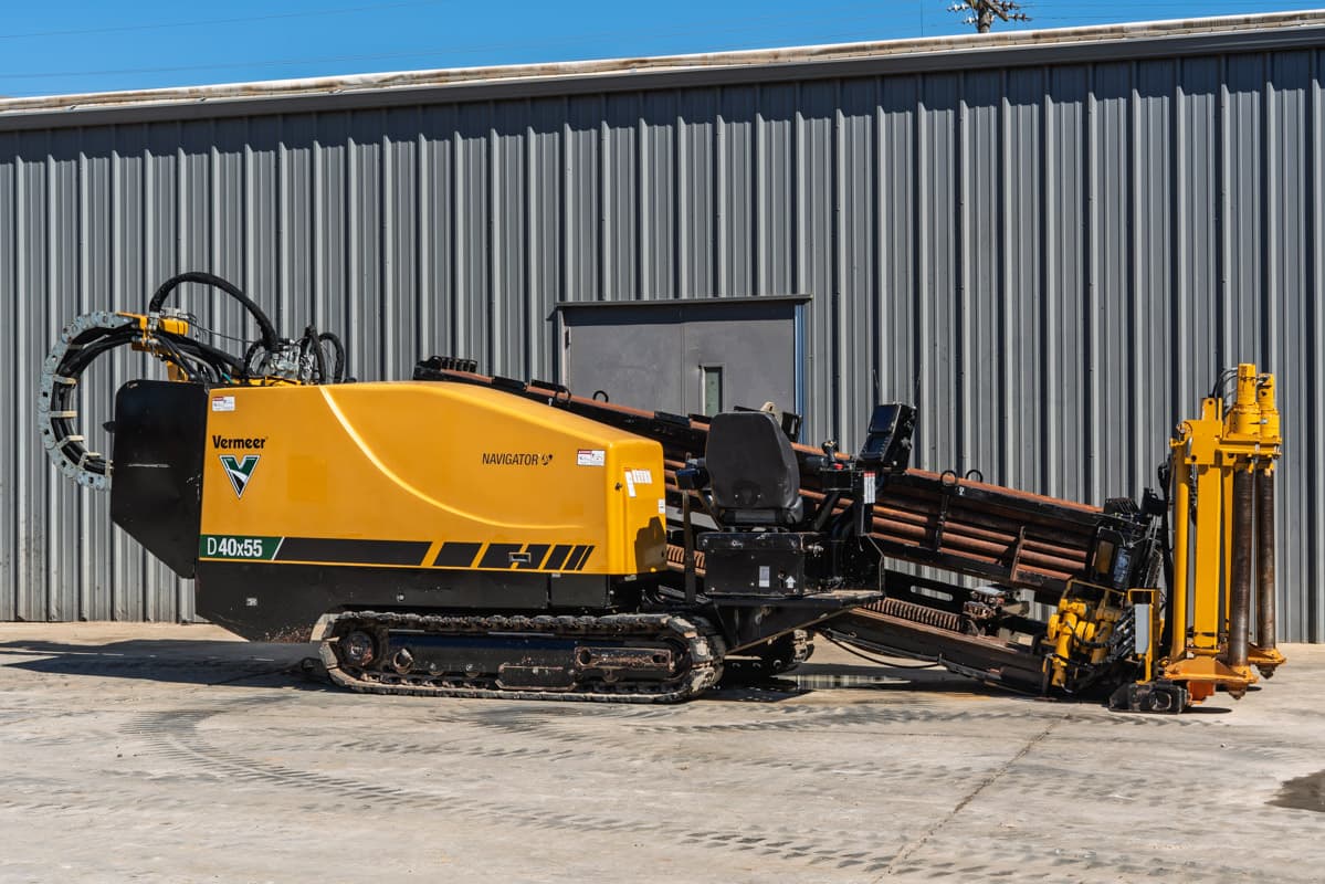 2021 Vermeer D40x55 S3 HDD drill, side profile, rubber tracks, loaded drill pipe rack, operator seat, hydraulic system visible