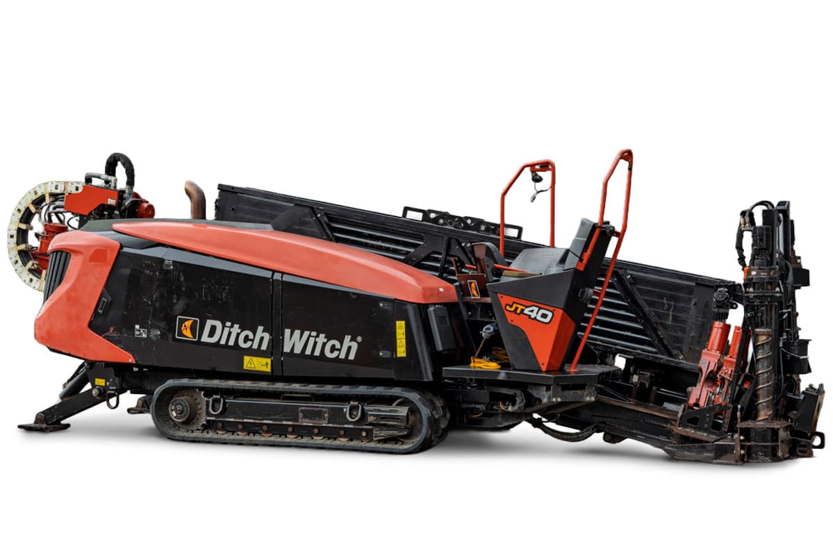 2021 Ditch Witch JT40 HDD drill, side view, rubber tracks, pipe rack, vise assembly, operator station, pipe loader, used condition