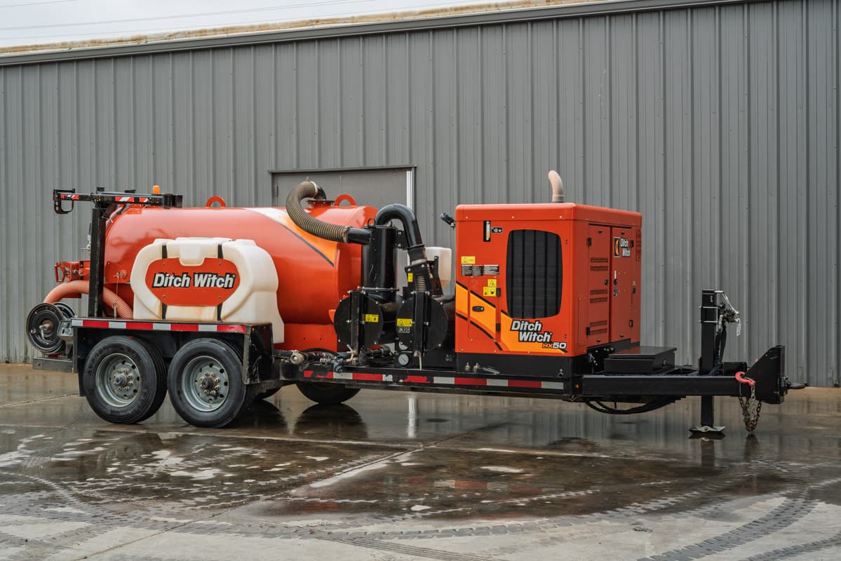2021 Ditch Witch HX50 mud recycler, trailer-mounted, 3/4 driver-side view, orange tank, vacuum hose, engine enclosure