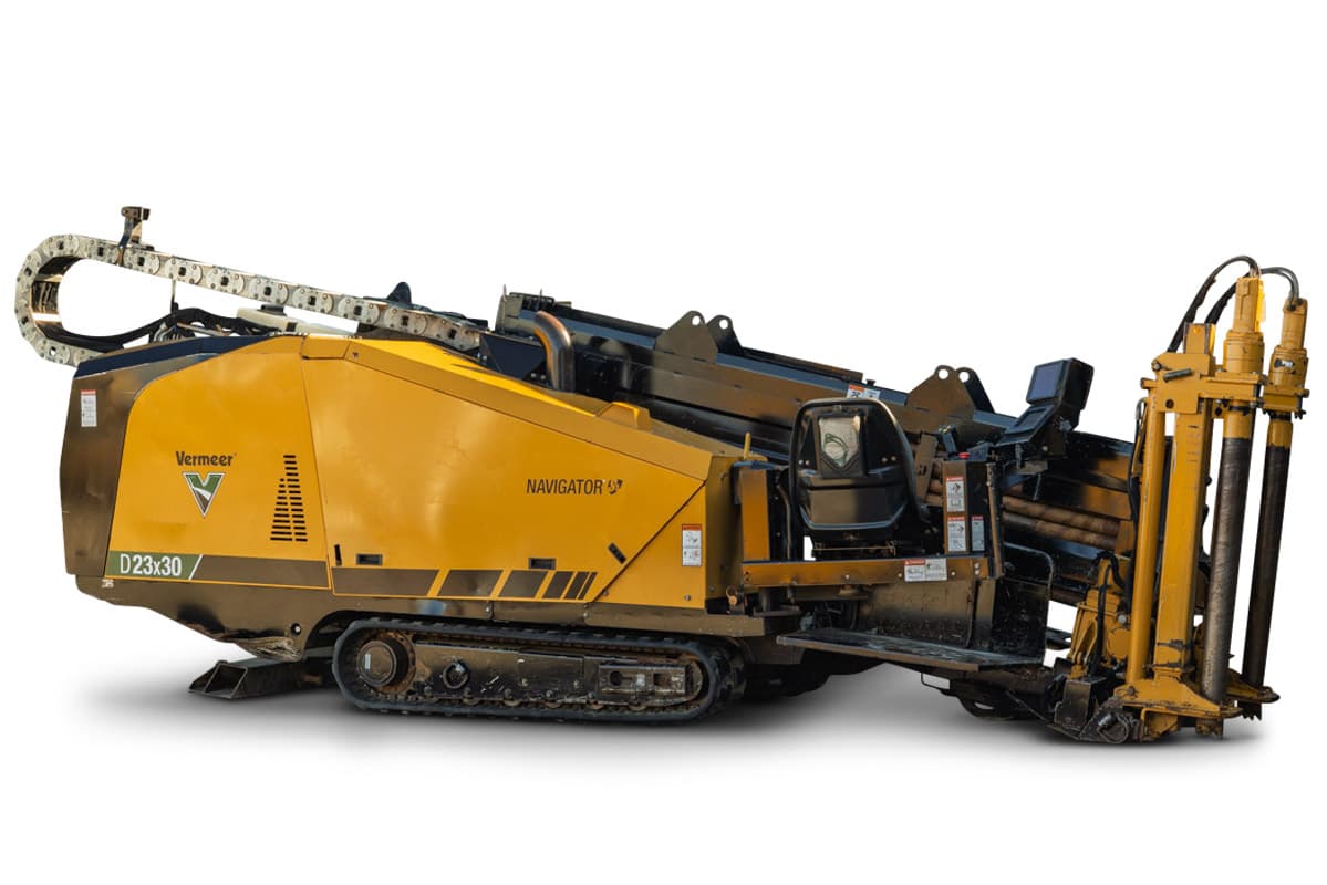 2021 Vermeer D23x30 S3 HDD rig, 3/4 view, rubber tracks, drill pipe loaded, vise assembly, cable carrier, worn yellow paint