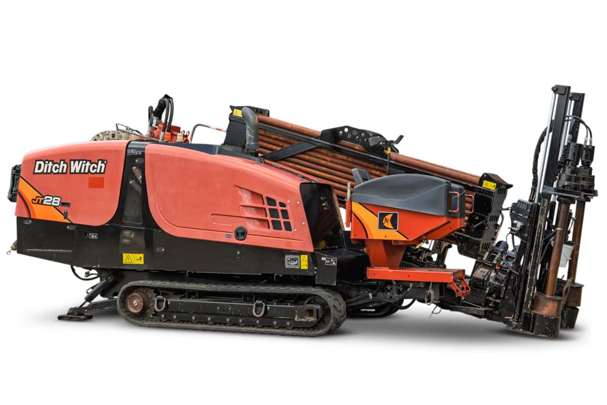 2021 Ditch Witch JT28 HDD drill, side view, rubber tracks, loaded drill pipe rack, thrust frame, vise assembly visible