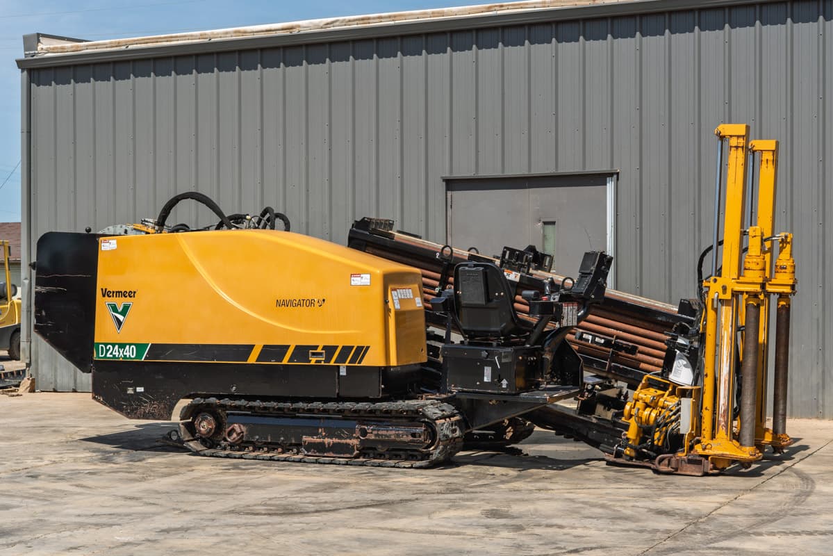 2020 Vermeer D24x40 S3 HDD drill, driver-side view, rubber tracks, loaded drill pipe rack, Navigator display, pipe spinner attachment