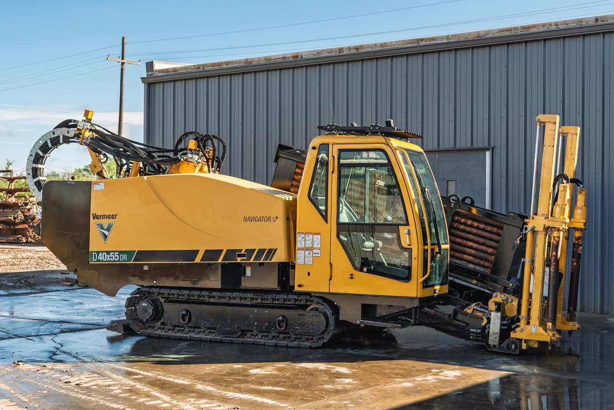 Vermeer 40x55DR S3 HDD rig with tracked carrier, cab, rotary head, 10-foot drill pipe, side profile view