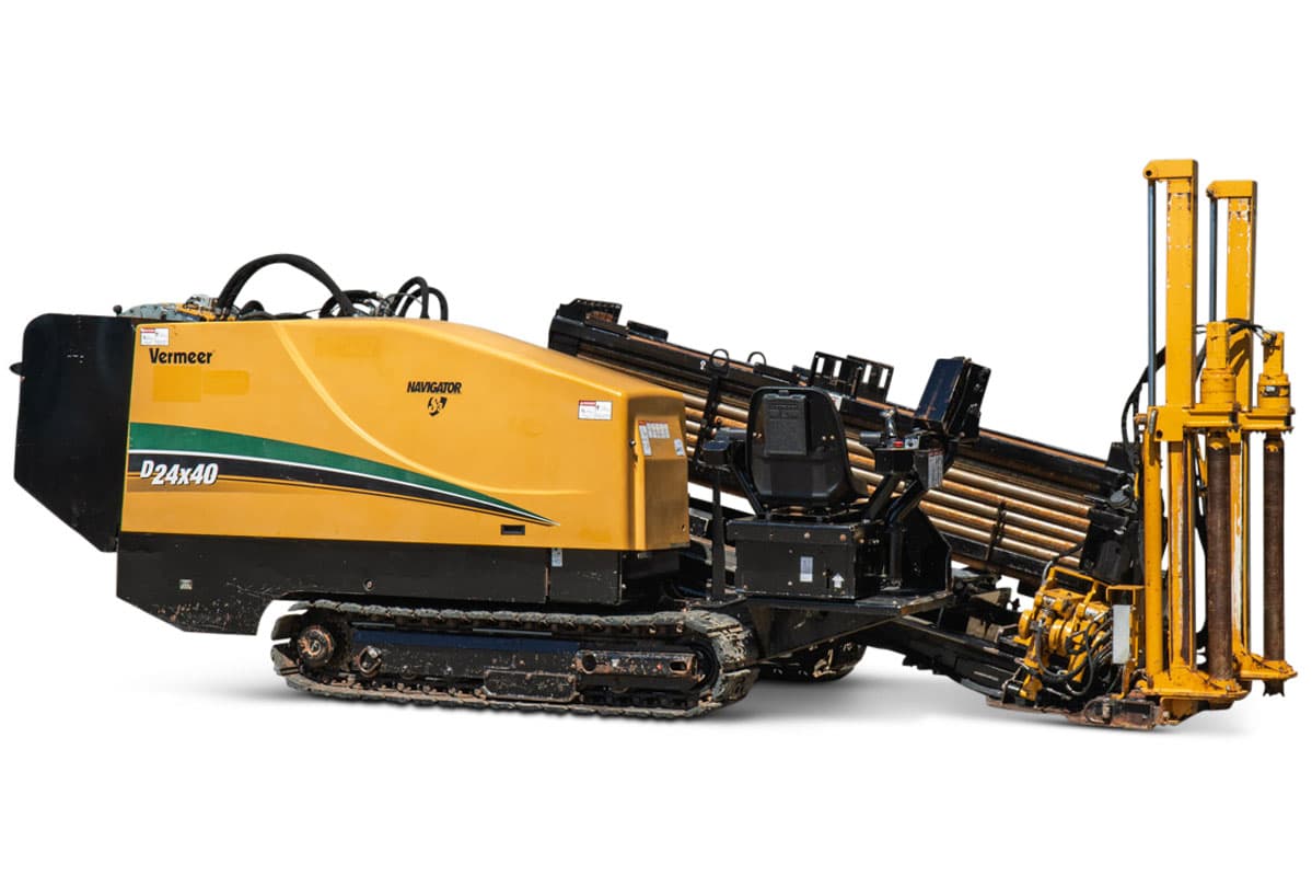2020 Vermeer D24x40 S3 HDD drill, 3/4 right view, rubber tracks, loaded drill pipe rack, carriage, vise assembly visible