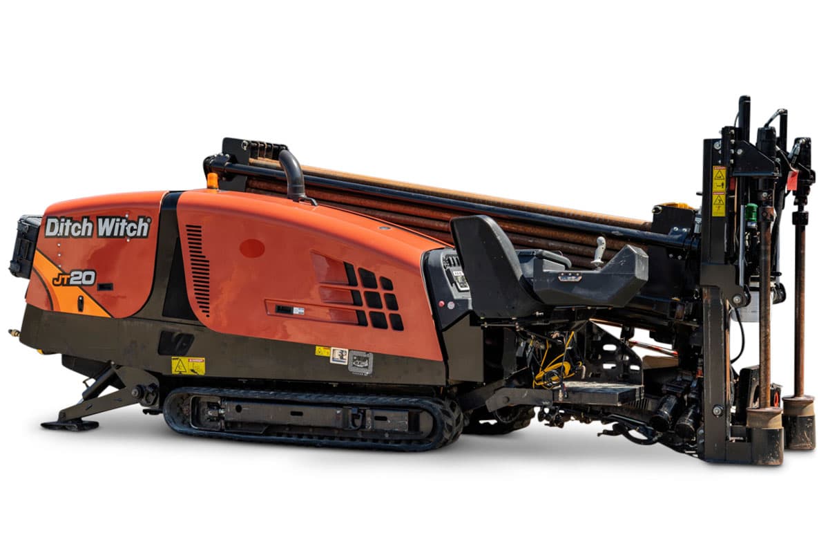 2018 Ditch Witch JT20 HDD drill, 3/4 side view, rubber tracks, loaded drill pipe rack, operator seat, vise assembly visible