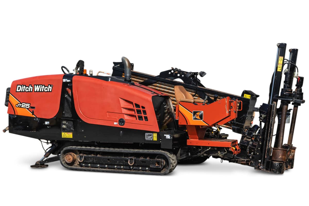 2020 Ditch Witch JT25 HDD drill, 3/4 left side view, rubber tracks, loaded drill pipe rack, thrust frame, vise assembly