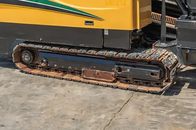 2019 Vermeer D40x55 S3 HDD drill close-up of steel track undercarriage showing wear, drive sprocket, and yellow machine body