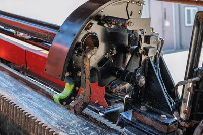 2018 Ditch Witch JT30 All Terrain drill carriage close-up showing rack-and-pinion drive, spindle, vise assembly, and pipe loader roller