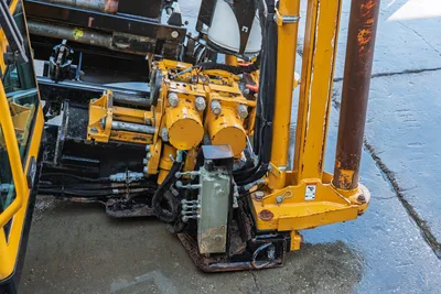 Vermeer 40x55DR S3 directional drill top view showing dual yellow pipe racks, rotary head, and hydraulic manifold assembly with 40,000 lbs thrust capacity.