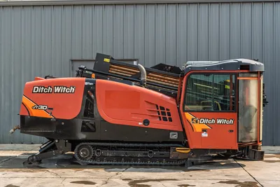 2017 Ditch Witch JT30 HDD drill, side profile, enclosed cab, loaded drill pipe rack, rubber tracks, orange paint good condition