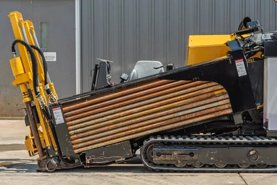 Vermeer 10x15 S3 HDD unit side view with drill pipe rack, yellow mast, tracked carrier, 60 hp engine