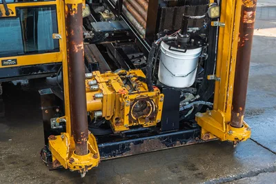 Vermeer 40x55DR S3 rear engine compartment showing rotary head, mud tank, hydraulic pump, and drill pipe storage, front angled view