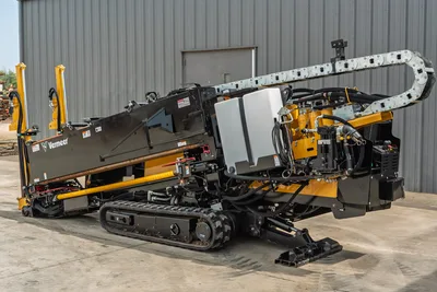 2024 Vermeer D20x22 S3 HDD drill, 3/4 rear angle, rubber tracks, drill rod loaded, hydraulic hose carrier, fluid tank visible