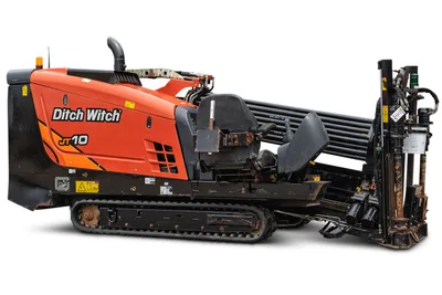 2018 Ditch Witch JT10 horizontal directional drill, profile view, showing tracks, operator station, and drill pipe rack.