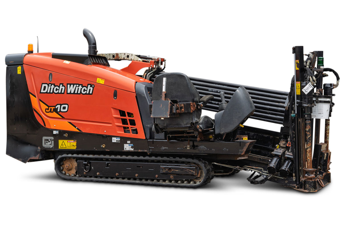 2018 Ditch Witch JT10 horizontal directional drill, profile view, showing tracks, operator station, and drill pipe rack.