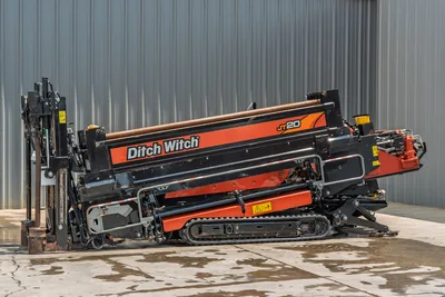2023 Ditch Witch JT20 HDD drill, side profile, drill frame angled upward, rubber tracks, drill pipe loaded, pipe loader visible