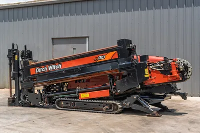 2017 Ditch Witch JT20 HDD rig, driver-side angle, drill frame elevated, rubber tracks, vise assembly, hydraulic lines visible