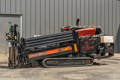Side profile of 2018 Ditch Witch JT10 HDD rig, clean tracks, pipe rack, and engine compartment in good structural condition.