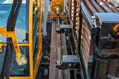 Vermeer 40x55DR S3 top-down view of drill pipe rack, rotary head, and 2.625" drill pipe with 40,000 lbs thrust capacity