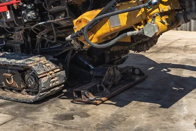 Vermeer D36x50 Series II HDD drill carriage, hydraulic rotation motor, steel tracks, and stabilizer pad in profile view.
