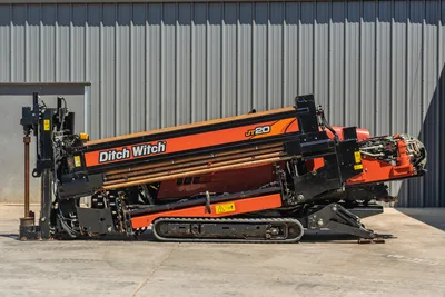 2021 Ditch Witch JT20 side profile, tracked HDD drill with racked drill pipe, carriage, and exposed engine compartment.