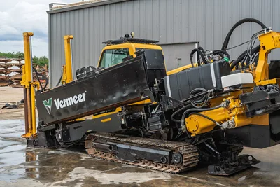 2017 Vermeer 40x55 S3 HDD, side profile view showing black steel drill pipe rack, rubber tracks, cab, and hydraulic lines.