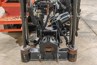 Close-up, rear view of 2021 Ditch Witch JT25 carriage, focusing on heavy-duty vise assembly, hydraulic hoses, and stabilizers.