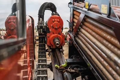 2016 Ditch Witch JT25 spindle/rotary head on drill carriage with rack-and-pinion thrust frame and loaded drill pipe rack