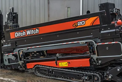 Ditch Witch JT20 HDD rig side view, tracked undercarriage, drill head, 17,000 lbs thrust, 2,200 ft-lb torque