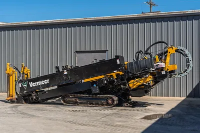 2021 Vermeer D40x55 S3 HDD drill, driver-side profile, tracks, elevated drill frame, pipe loader, vise assembly visible