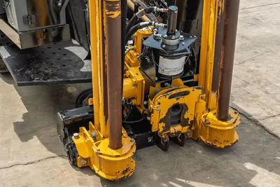 Vermeer D20x22 S3 drill frame close-up showing carriage, spindle, vise assembly, and 1.90" drill pipe with wear-patina finish.