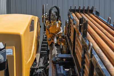 2020 Vermeer D24x40 S3 overhead view showing spindle, carriage assembly, drill pipe rack with 10ft rods, hydraulic lines, and yellow hood