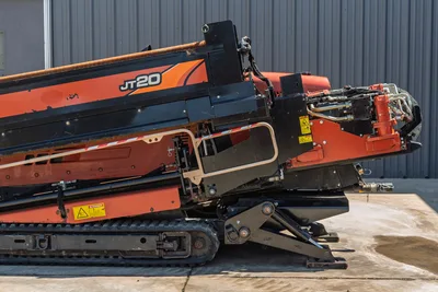 Side profile of 2018 Ditch Witch JT20 HDD featuring drill pipe rack, steel tracks, and Hydraulic carriage assembly.