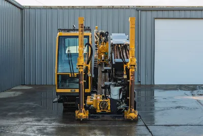 Vermeer 40x55DR S3 HDD unit front view with dual mast, 40,000 lbs thrust/pullback, operator cab, rotary drive system, and hydraulic hose management visible.