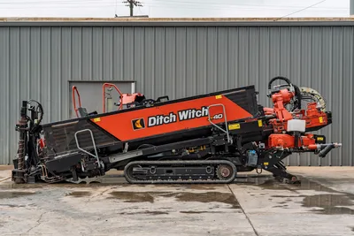 2021 Ditch Witch JT40 HDD drill rig, full side profile, drill frame angled, rubber tracks, vise assembly, hydraulic lines visible
