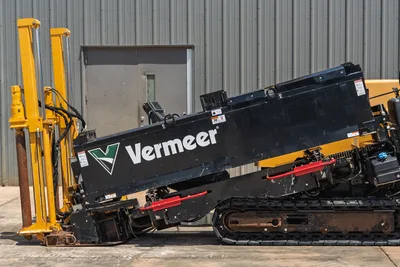 2021 Vermeer D24x40 S3 HDD drill, side view, black engine enclosure with logo, angled drill frame, rubber tracks, drill pipe visible