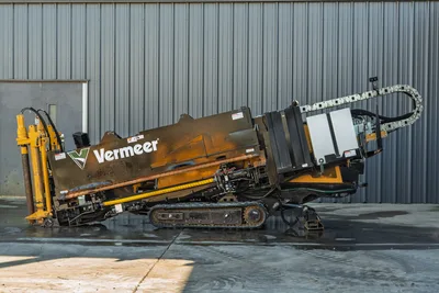 2021 Vermeer D23x30 S3 HDD rig, side view, drill frame angled up, rubber tracks, drill pipe loaded, cable carrier visible