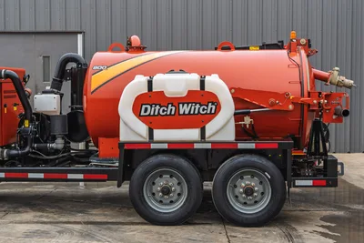 2019 Ditch Witch HX30 vacuum excavator, side profile showing 800-gallon spoil tank, fresh water tank, and dual-axle trailer.
