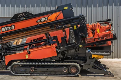 2018 Ditch Witch JT30 All Terrain HDD drill, side view, rubber tracks, elevated drill frame, loaded drill pipe, spindle visible