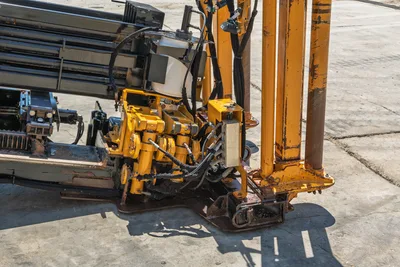 2019 Vermeer D40x55 S3 drill carriage, spindle, hydraulic hoses, vise assembly, and anchor system, overhead angle