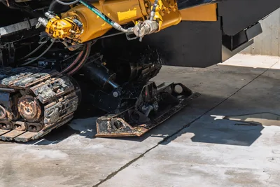 2020 Vermeer D24x40 S3 rear anchor plate, hydraulic cylinders, rubber tracks with wear, close-up low angle