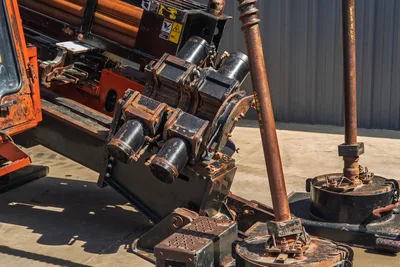 2014 Ditch Witch JT100 Mach 1 drill carriage and vise assembly with heavily worn 3.5" drill pipe engaged