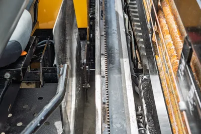 Vermeer D20x22 S3 drill frame close-up showing rack-and-pinion thrust mechanism, carriage rails, and loaded drill pipe rack