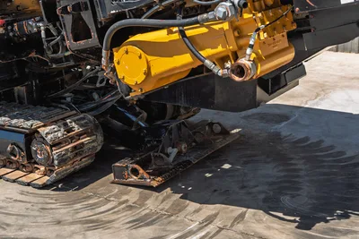 2019 Vermeer D40x55 S3 HDD drill head, vise, and steel track undercarriage close-up showing hydraulic lines and anchor plate