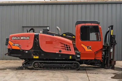2016 Ditch Witch JT25 HDD drill, full profile view, enclosed cab, rubber tracks, drill pipe rack, exhaust stack visible