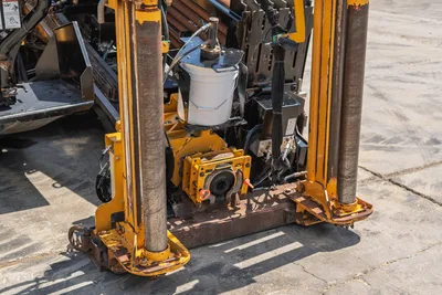 2020 Vermeer D24x40 S3 HDD drill head close-up showing spindle, vise assembly, yellow frame, anchor posts, and hydraulic components